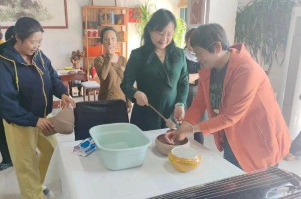 驰盈策略 倡树新时代美德健康生活方式 | 古韵新声沐万家 奏响文化“邻”聚力——孙家疃街道组织开展古琴公益体验课