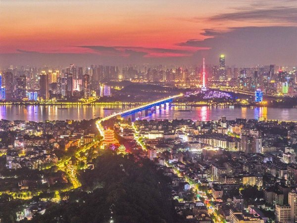 东南配资 武汉长江两岸夜景璀璨 黄鹤楼熠熠生辉